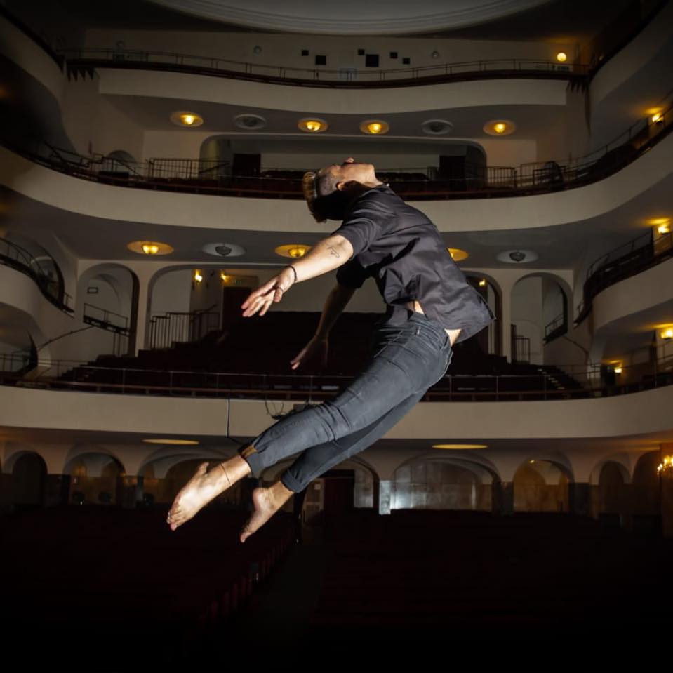 Ballerino in un salto sul palco